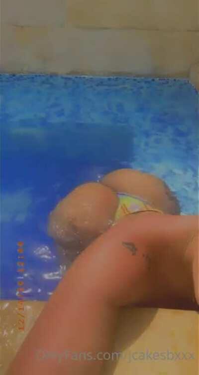 pool twerk pt.1 (something light)