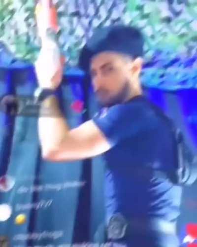 No deja de salir en todos lados 