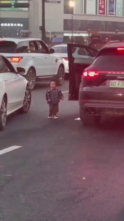 Man kicks passengers out of his car on a busy street