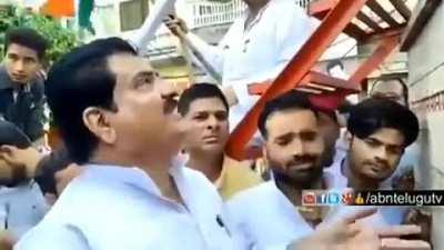 This man accurately depicts sorrow of Chodi