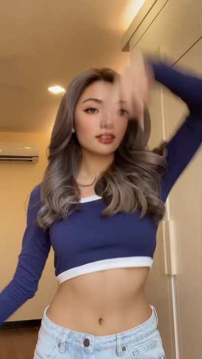 Her midriff is so hot 😩🥰