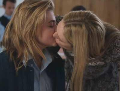 Chloe Moretz Kissing her teacher Marin Ireland who's twice her age