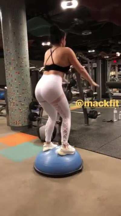 ariel winter in a ball