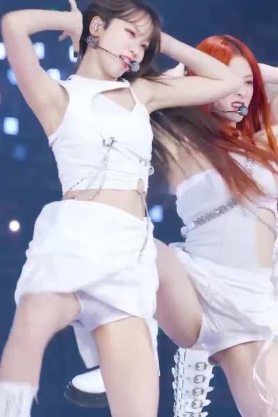 Yunjin & Chaewon cameltoe 🤤