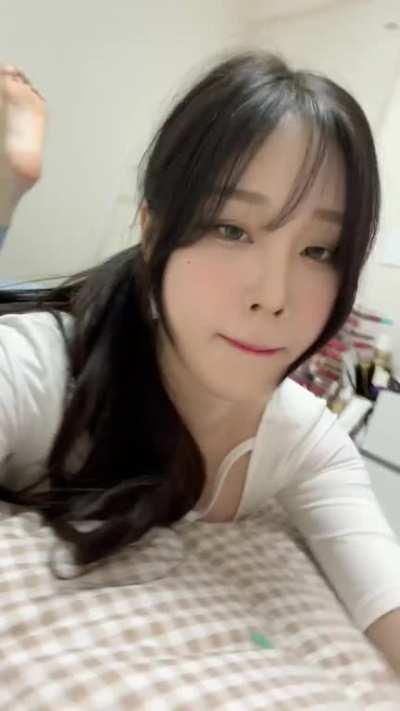 한갱 (@woohankyung) in the pose