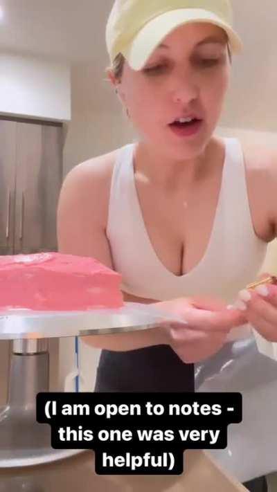 Taylor Tomlinson cleavage