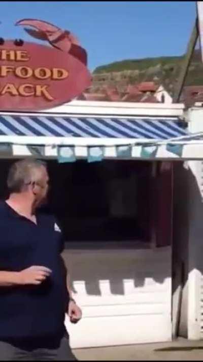 Ney facking bird stealing me fuc’king food! Not my missus nor some sea-twat!!