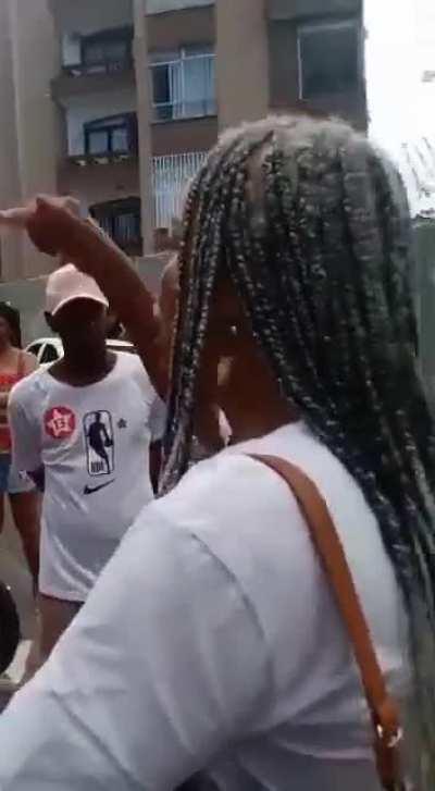 Em Salvador, policiais militares tentam barrar eleitores petistas, xingam o candidato Lula de “vagabundo” e desrespeitam a deputada reeleita Olivia Santana (PCdoB/BA).