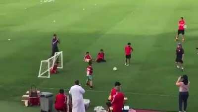 Comovente hist&oacute;ria do menino que nasceu sem as pernas e tinha o sonho de defender um p&ecirc;nalti do Maradona