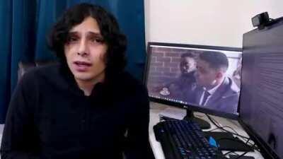 Yo explicando a mi psiquiatra como encajan la venta de Café Infinito Inc., el secuestro de Dippo, la isla de Jeffry Epstein y el episodio 004 dentro del lore de café infinito.