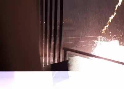 Говорили же - не стой у окна в грозу!