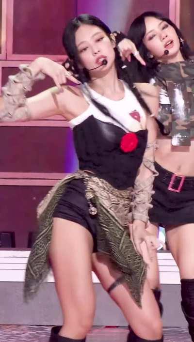 Jennie's cheeks out 🤤