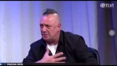 Clama el viento y ruge el mar.