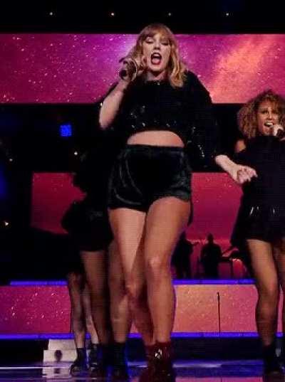 Goddess Tay always gets my hard cock humping and fucking my pillow for her 😩