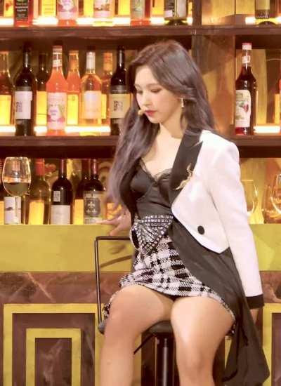 Mina - b&w skirt, black top, white jacket, 2020 SBS Music Awards, more & more