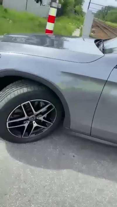 11/05/2023: car hit by Train in Bilzen, Belgium