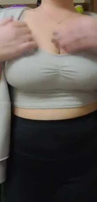 Curvy, nerdy, squirting milf 💦💁🏼‍♀️ high quality content, kinky bdsm fun, friendly chats and the hottest customs you can find 🖤