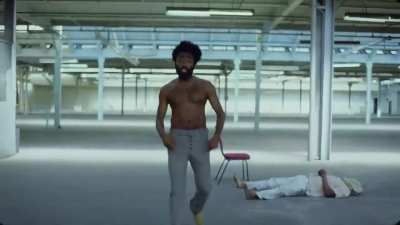 Meu pai chegando em casa depois de voltar do buteco.