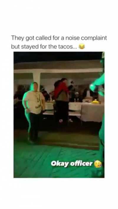 Les hablaron por una queja de ruido pero se quedaron por los tacos.