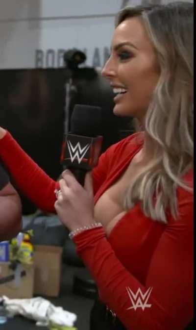 Peyton's profile gives way for some amazing cleavage