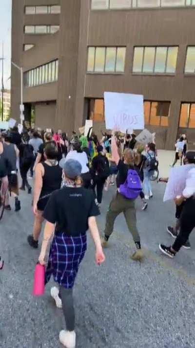 Inmates shouting support and thanks for protestors from their cells