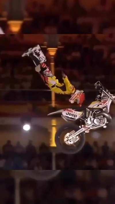 Man performs incredible motorcycle trick