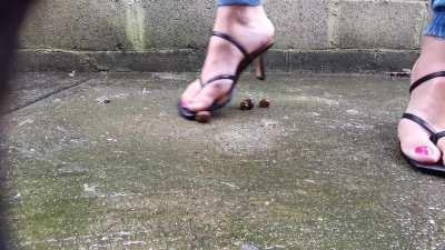 Heel thong sandals crush + spike snails 