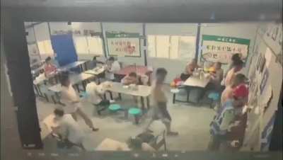 这就是中国：工友摔倒后，众人的反应。