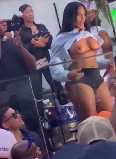 Flashing the crowd 😍