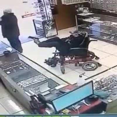 Lo bueno es que el es el asaltante si ni imagínense si le dicen: “Arriba las Manos.”