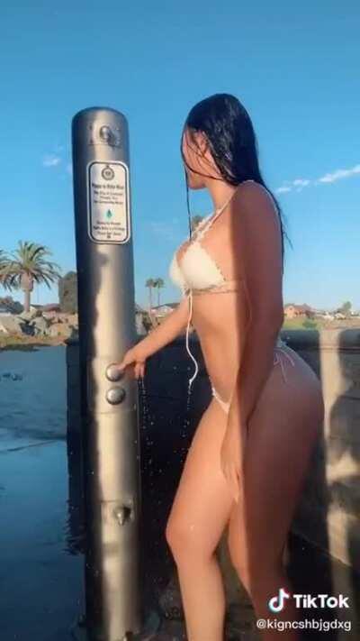 The Beach Shower 🎂 🚿