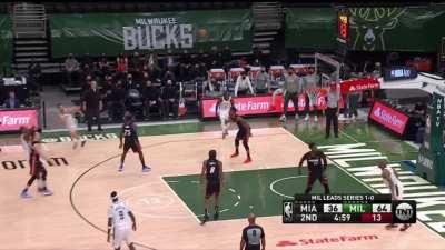 [Highlight] Middleton putting the moves on Robinson and drills a 3