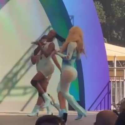 Iggy givin the people what they want