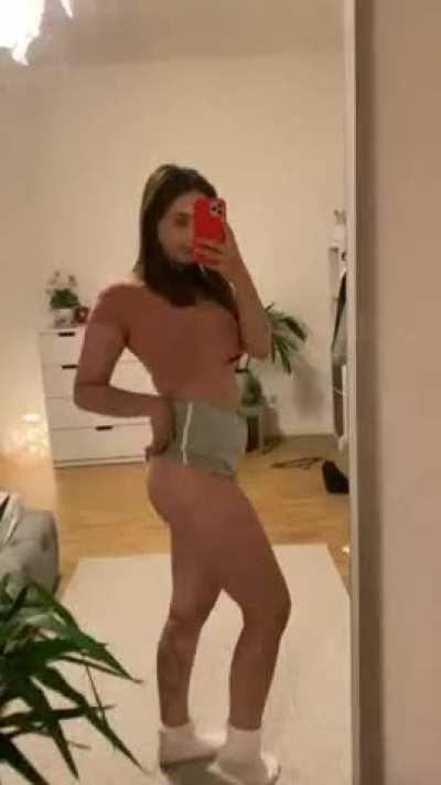 Hi to the 4 horny guys who will see this 🍑