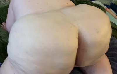 Tell me how hard my big fat ass makes you 😜😈🍑