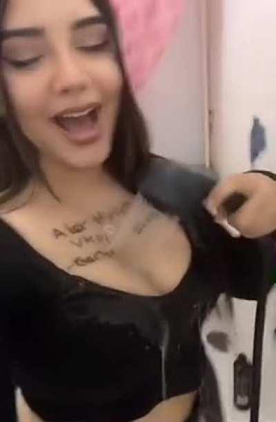 Sie geht für uns duschen geile schlampe