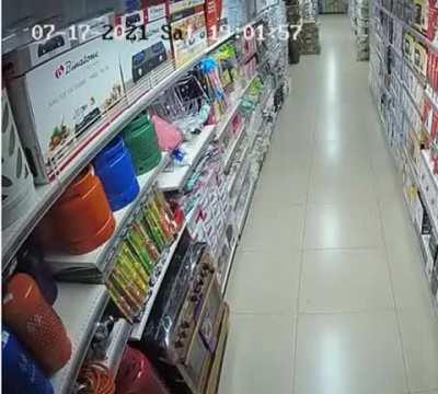 Kid burns down a mall