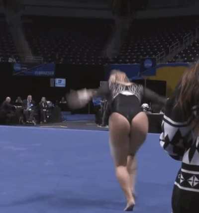 🥵🥵 might as well just compete in thongs by now 🍑🍑