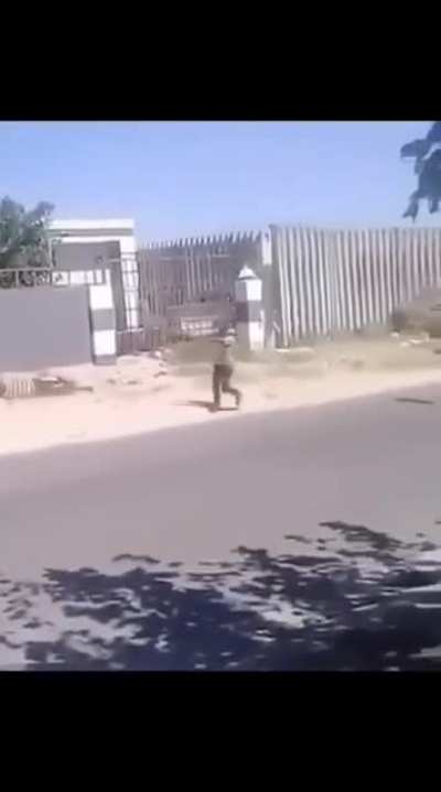 Küçük zenci hasmını indiriyor