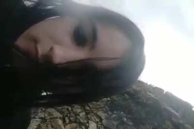 Nadie: La chica(?¿) del pelo azul cuando ve una mierda de caballo: