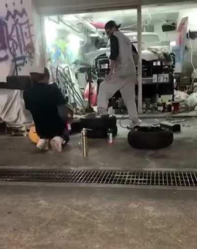 WCGW not using the right tools to put this tire on the wheel.