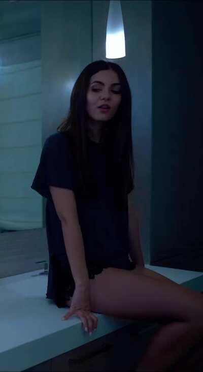 Victoria Justice sexy in Treat Yourself