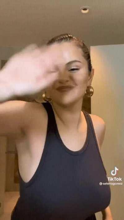 Jiggle loop on those big ass titties