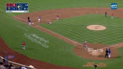 [Highlight] [Highlight] Mets and Angels with a crazy play that ends with pitcher Chase Silseth getting hit in the head by a throw