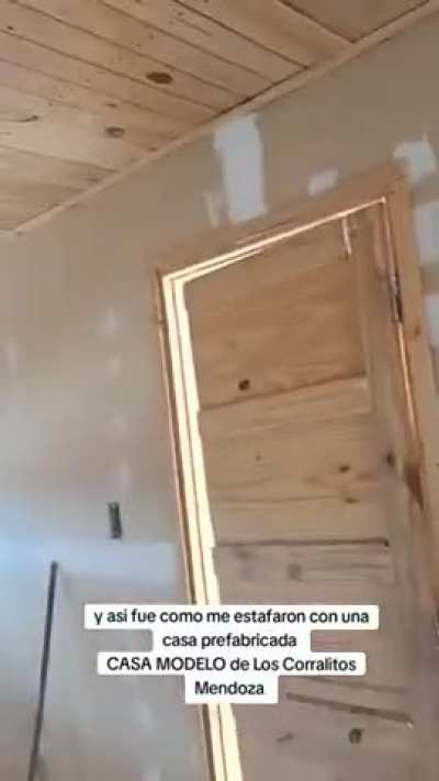 Mendoza, una mujer muestra la casa prefabricada que le entregaron