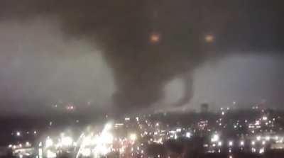 Multi-vortex tornado rips through parts of New Orleans (22 March 2022)