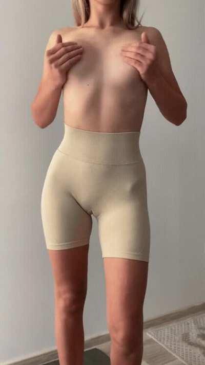 This sexy girl wants to make you smile 😊