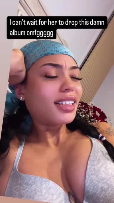 look at them titties tho👀👀