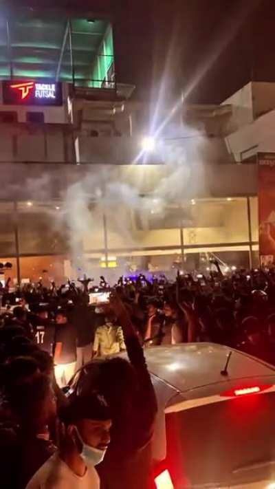 crowd sing along.. sema pa sema pa