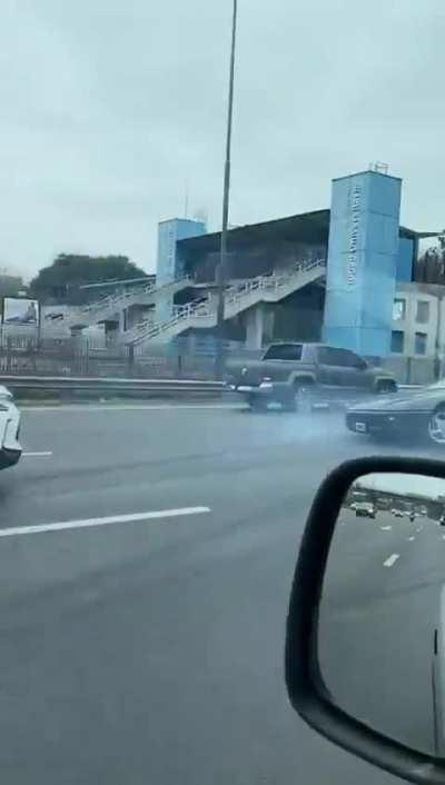 Una Ferrari haciendo macana en La Matanza